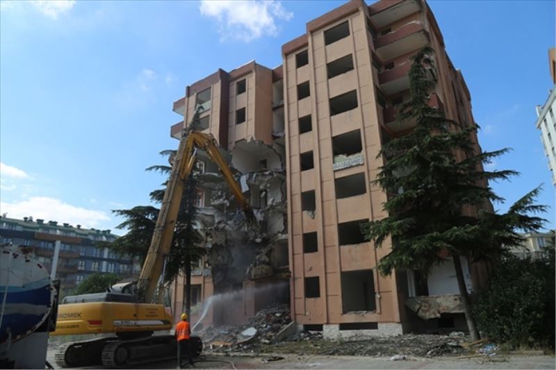 Depremde Ağır Hasar Alan 8 Katlı Bina Kentsel Dönüşüm Kapsamında Yıkıldı!